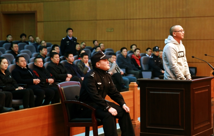 重庆忠县组织200名干部旁听案件，全面法治从干部抓起