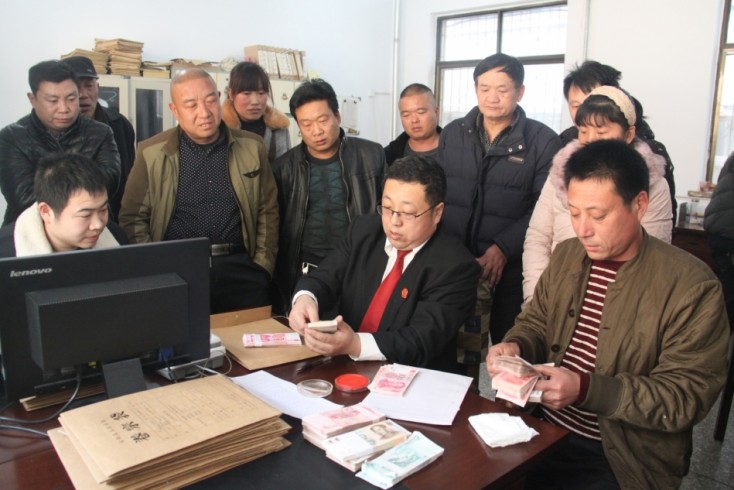 河南安阳县法院：“春节发力”12名民工喜领6万工资款
