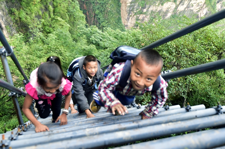 坚韧挺“爬”，初心路“遥”——四川凉山州悬崖村钢梯上的“跨越梦”