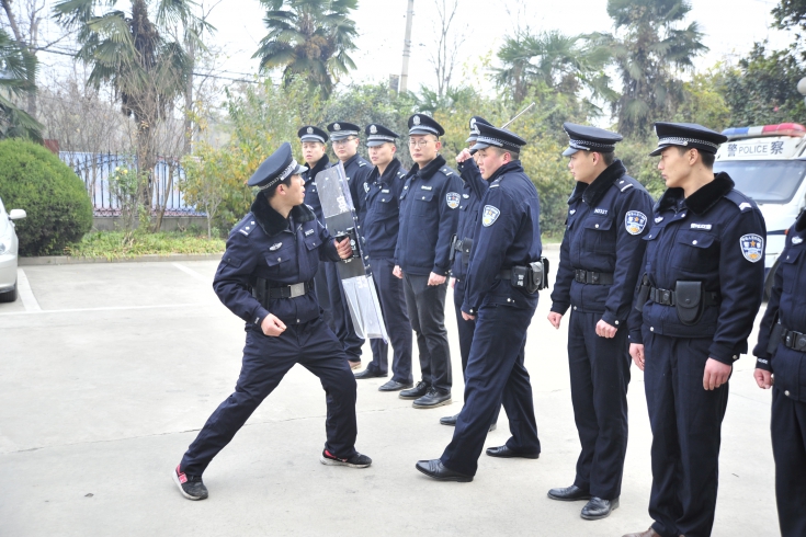 颍东法院法警队升级装备 加强冬训