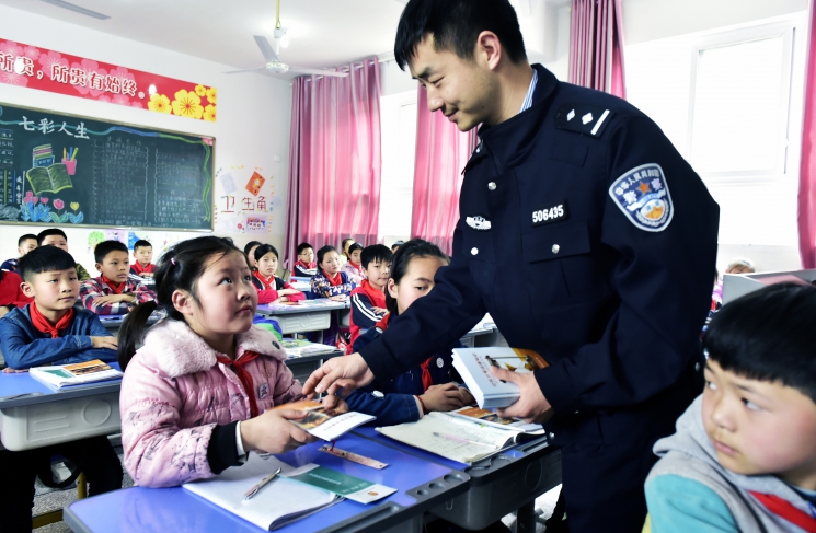 重庆云阳县法院：带案普法进校园  法治力量护童心