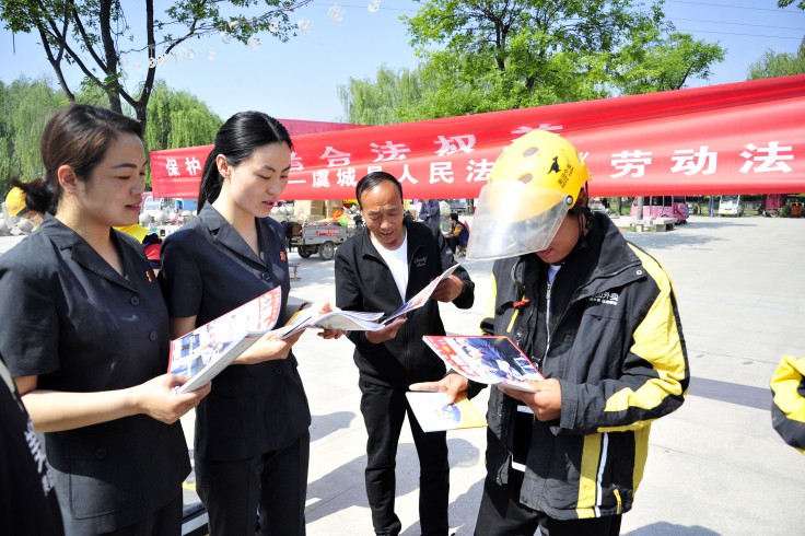 虞城县法院开展五一“劳动节”普法宣传活动