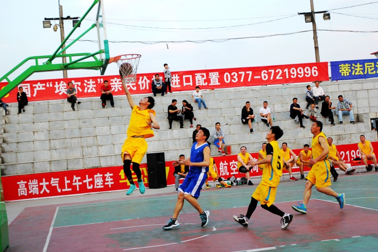 方城县法院在全县迎“五一”篮球运动会上一展风采