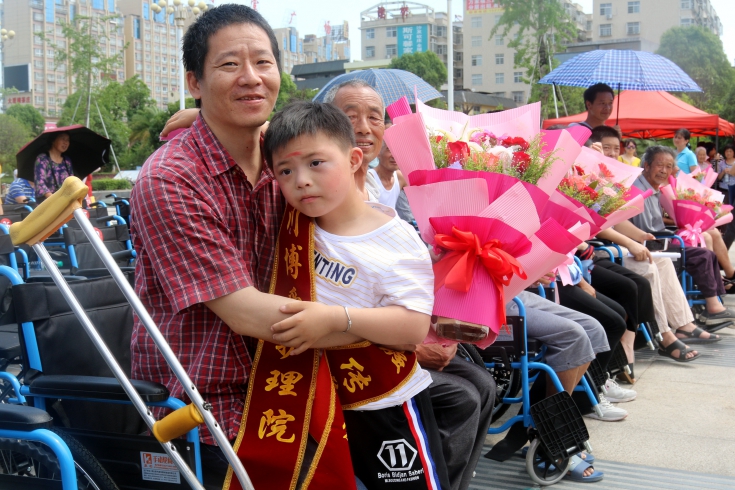 江西遂川：为百名残疾人免费发放“阳光轮椅”暖人心