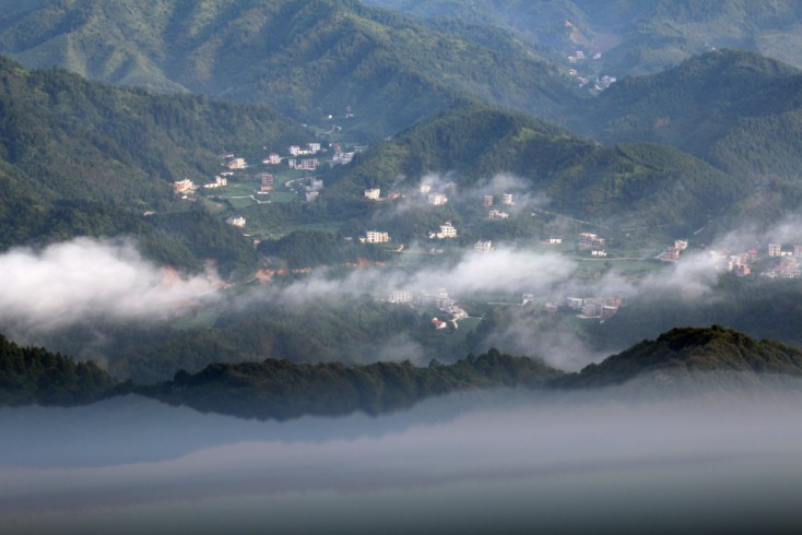 江西遂川 云雾山中点缀乡村构成如梦如幻的生态画卷