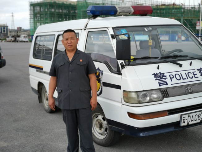 云南马龙法院干警公务途中救出落水少年