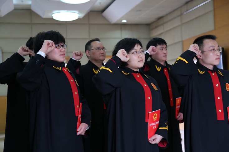 重庆五中院新任法官宣誓
