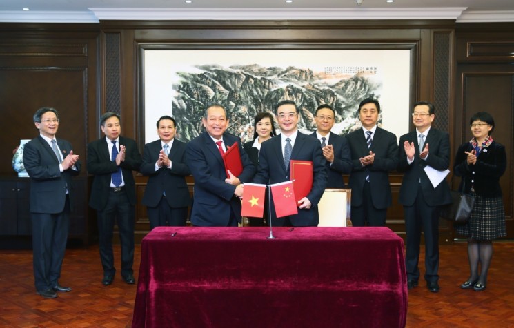 2016年3月25日， 最高人民法院院长周强同越南最高人民法院院长张和平共同签署《关于延展司法合作谅解备忘录的协议》。