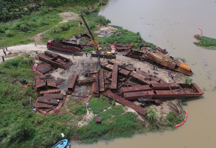 三亚城郊法院联合执行将18艘非法采砂运砂船切割解体