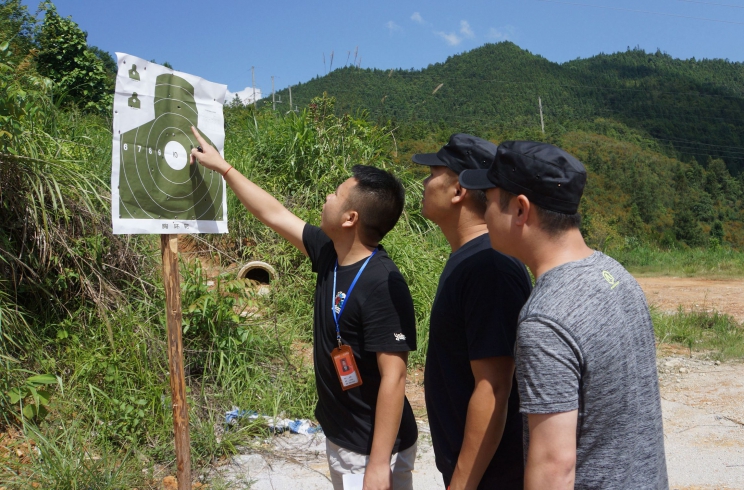 那坡县法院开展实弹射击训练与爱国主义教育活动