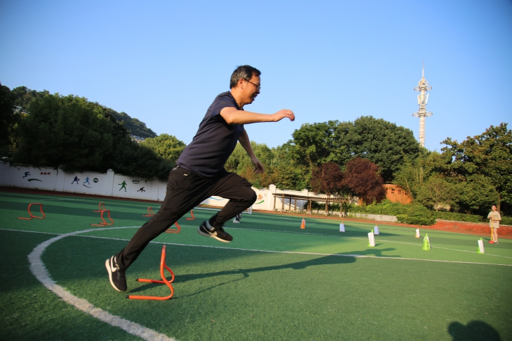 安徽铜陵：教师举办趣味健身接力赛