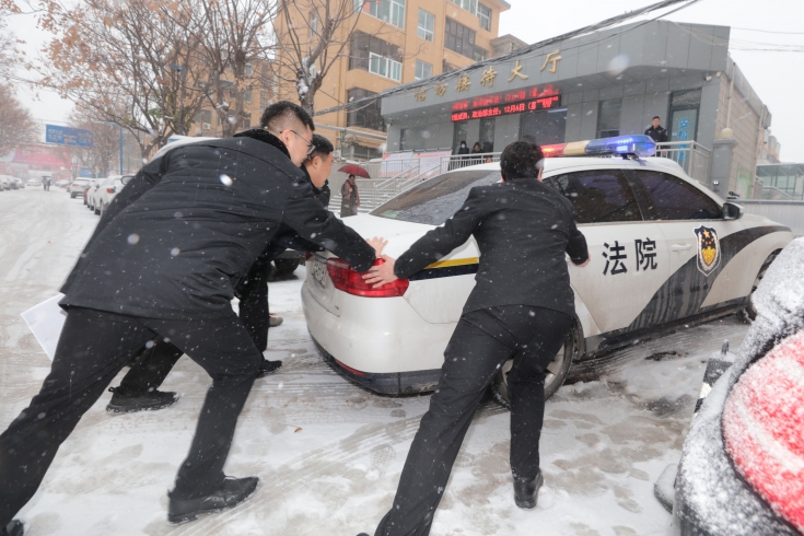 河南安阳县法院：风雪里他被“押”上警车